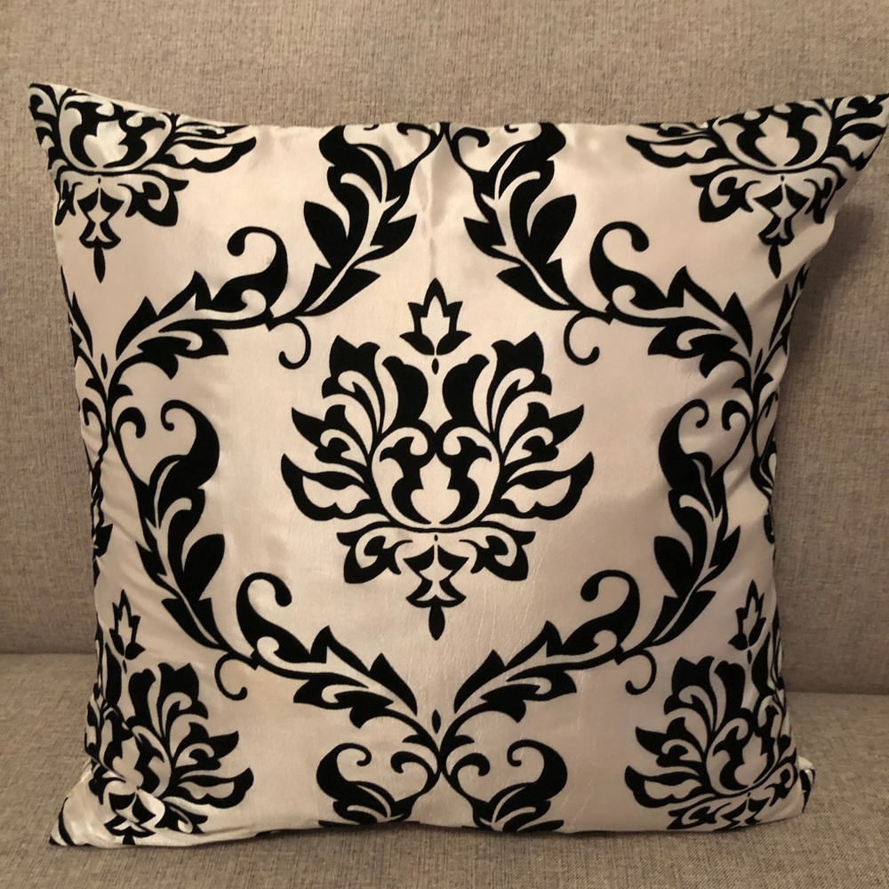 *HP* Two Damask Decorative Throw Pillow Covers - Picture 3 of 8